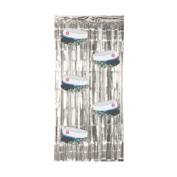 Sølv glimmerforhæng m. blå studenterhue 90x250 cm