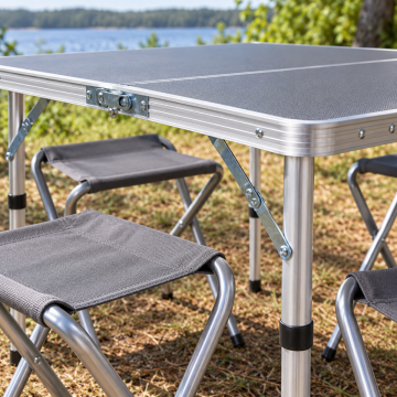 Campingbord med 4 klapstole, 120 x 60 cm