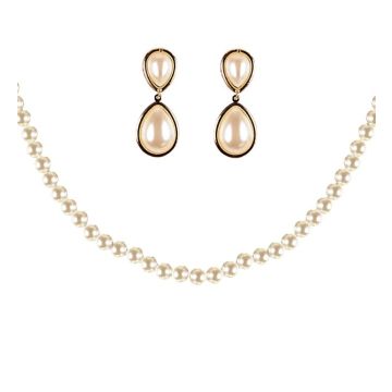 50'er smykkesæt med hvid perlehalskæde og perleøreringe