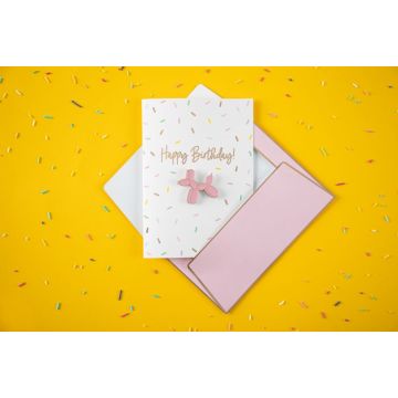 Hvidt fødselsdagskort med ballonhund og konfetti motiver med kuvert - 14,8x10,5 cm
