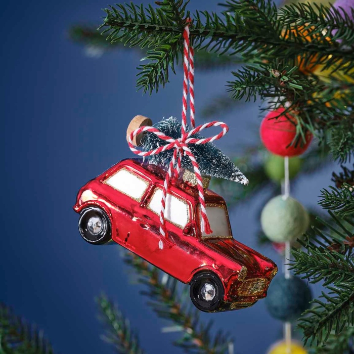 Rød modelbil med juletræ på taget jule dekoration til juletræ