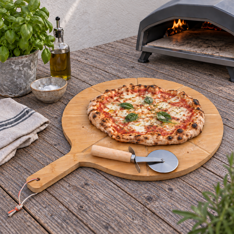 Pizzabræt i bambus med pizzahjul ca. 50 cm