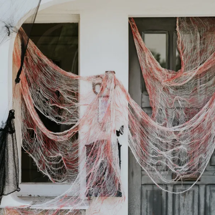 Hvidt net spindelvæv dekoration med blodspor - 0,7x9,8 meter